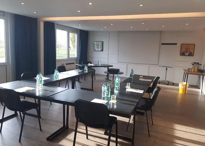 Hotel Campanile Nord - Barberey 3*